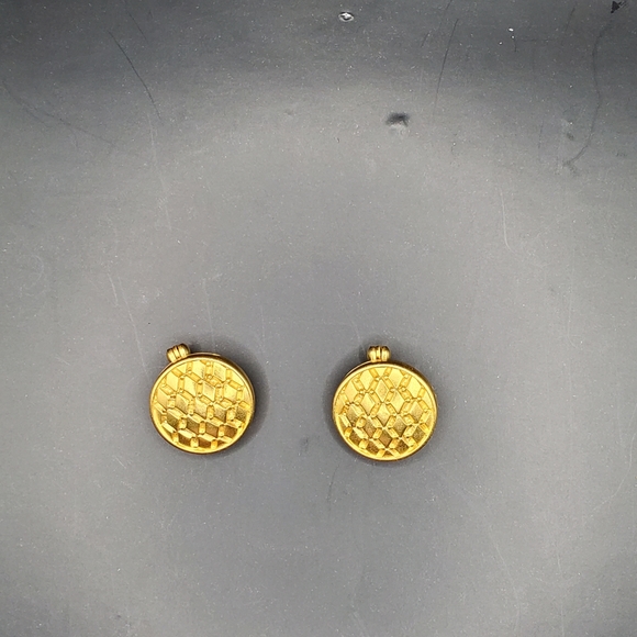 Vintage MMA Metropolitan Museum of Art Clip On EARRINGS Gold Tone Round Texture - Picture 2 of 5